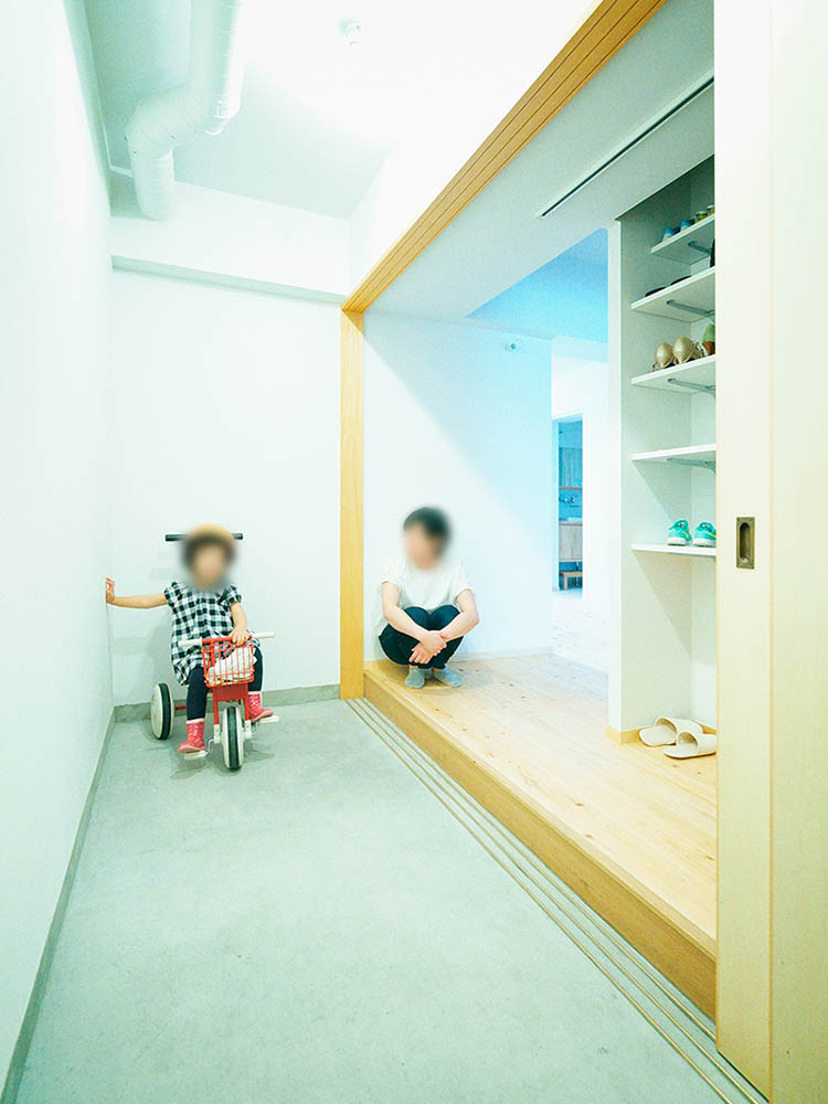 大きな土間玄関。収納と一体化し、可変性のある空間に。