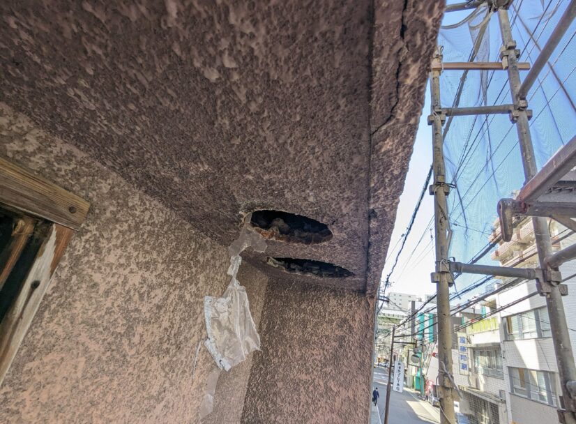 屋根に登って雨漏り補修工事確認