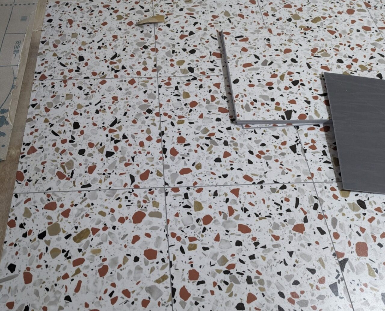 床仕上げ材　〜テラゾー風の塩ビタイル〜