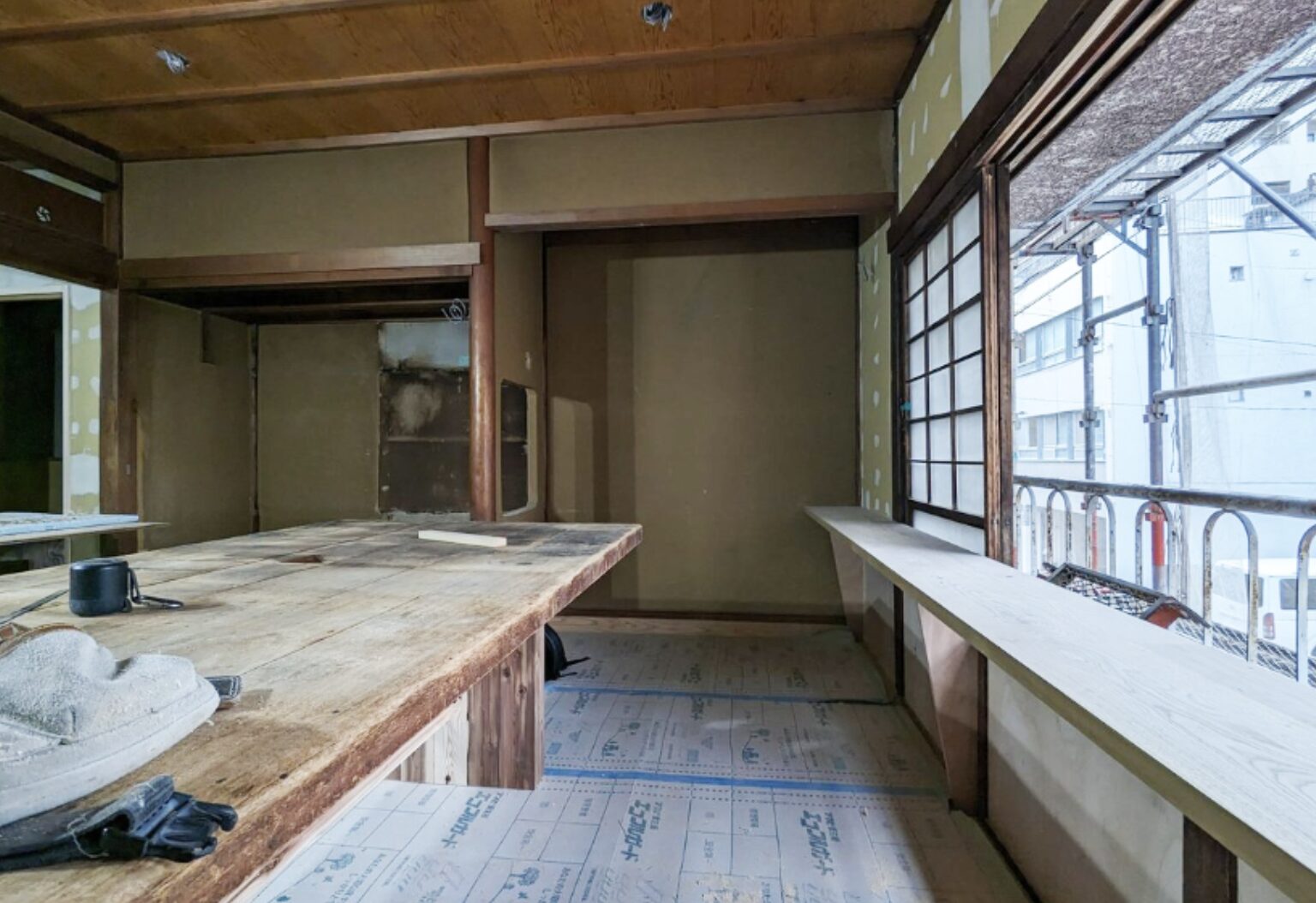 古材テーブルとカウンター