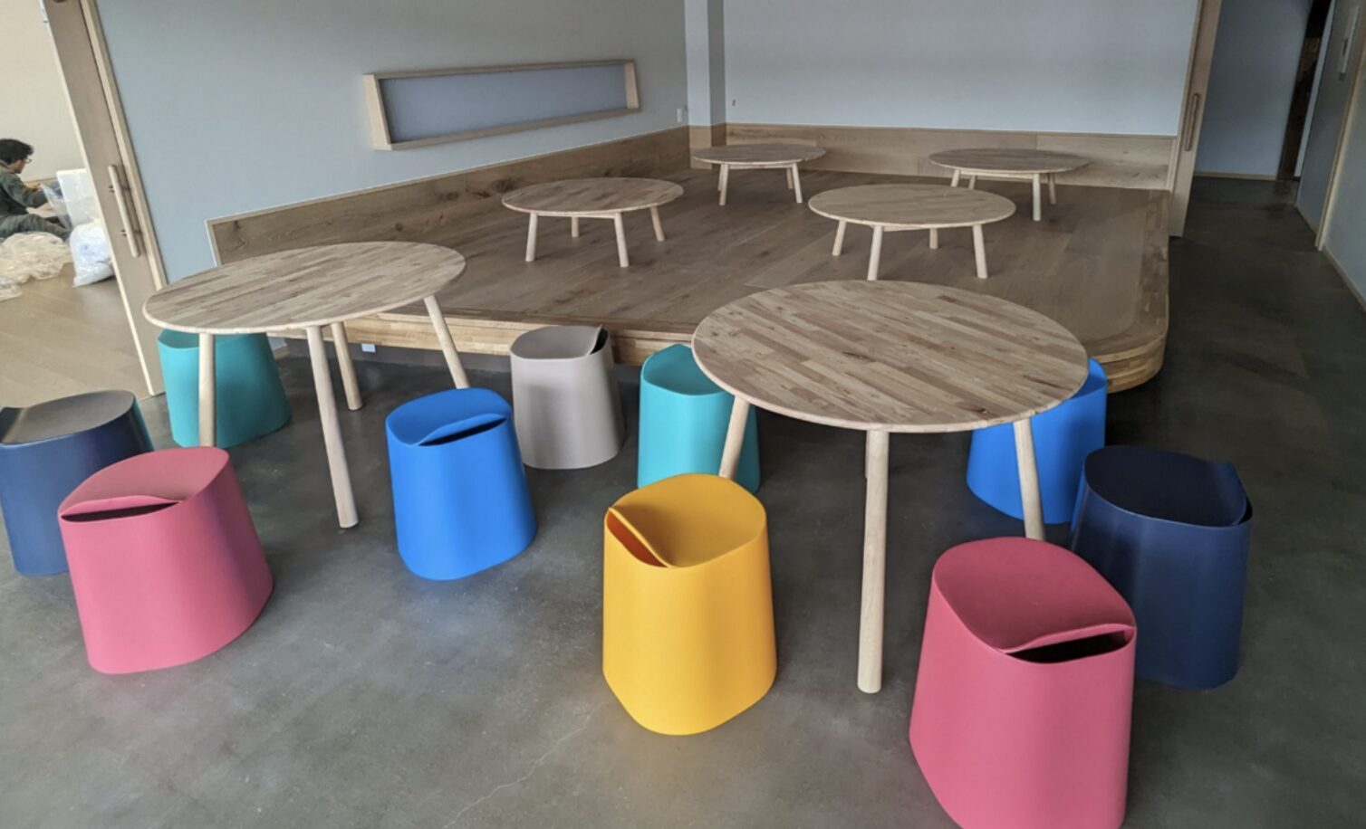 家具を組み立てるために現場へ