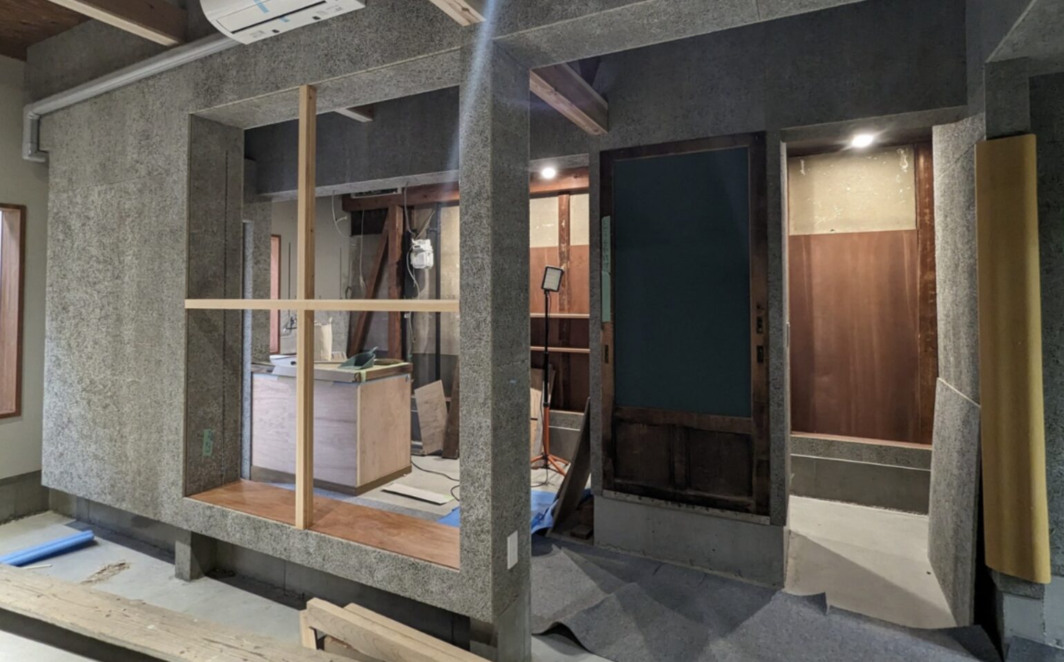 現場に照明器具が付き始めた！