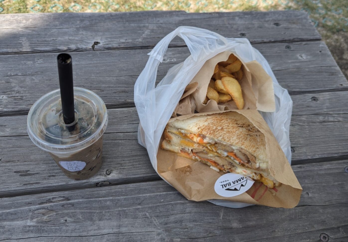 勝川駅前のたべものガーデンへ